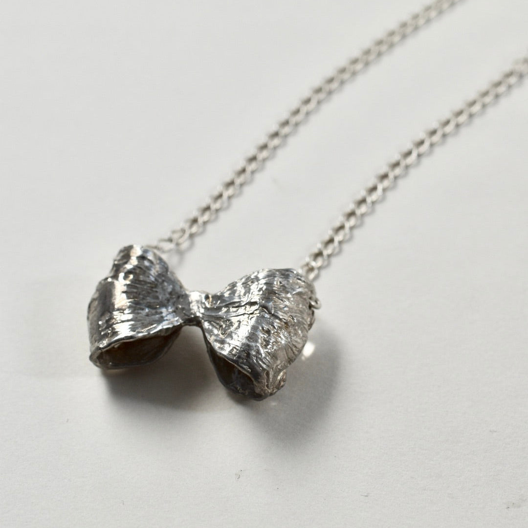 Too heavy ribbon pendant (polka dots)