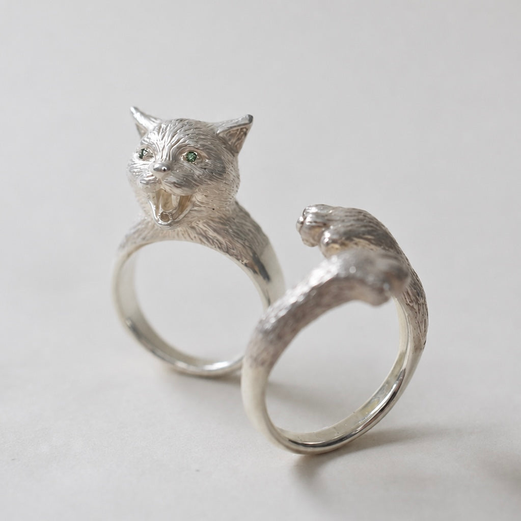 ring talkative cat face stone in the eyes