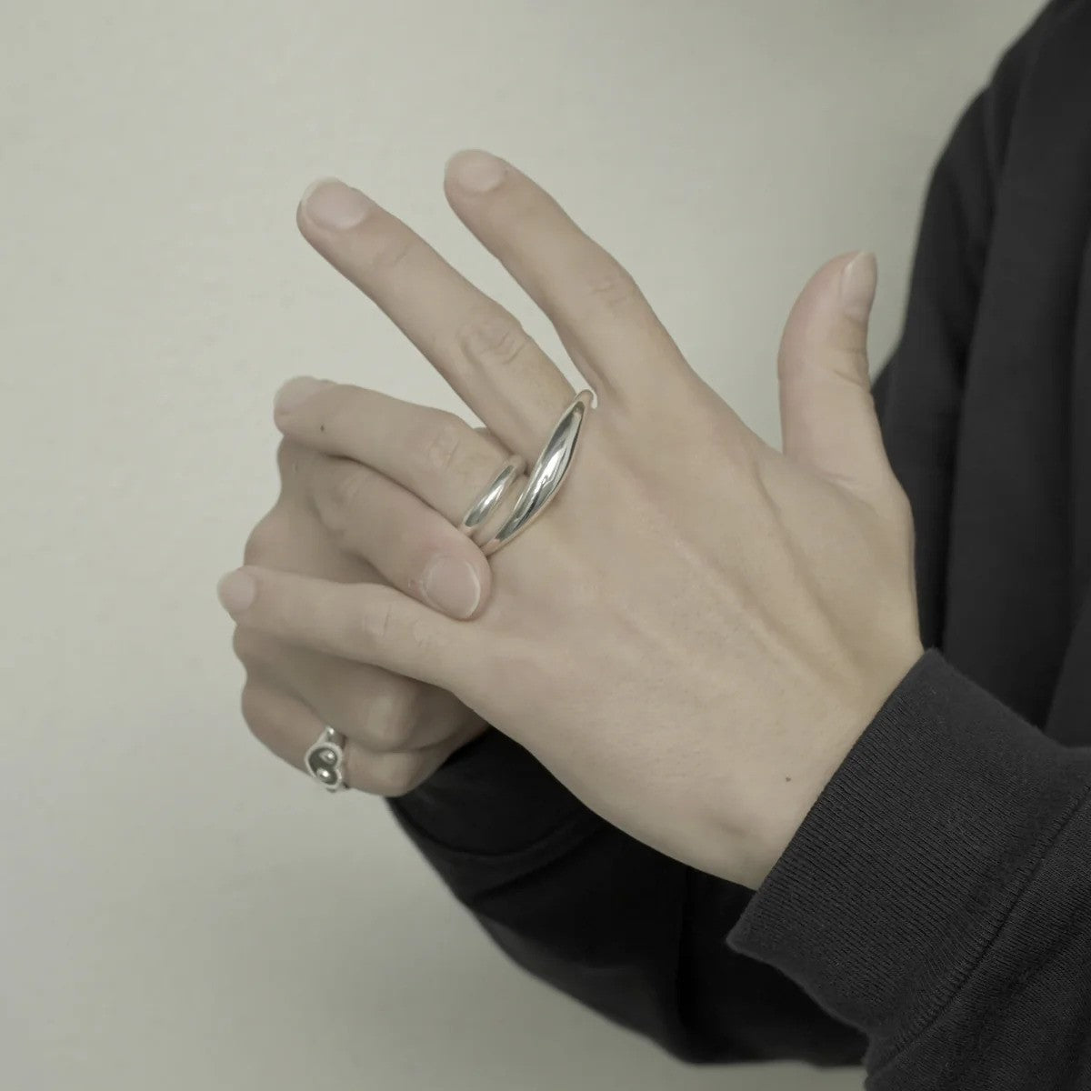 wave 2 finger ring