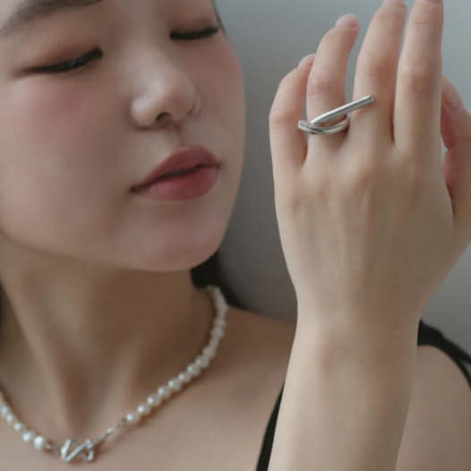 Ribboned Infinity Ring/ シルバー、ゴールド