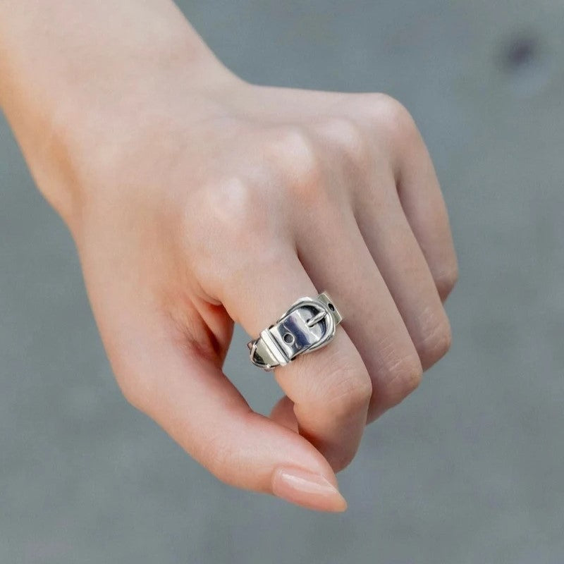 "Buckle" ring