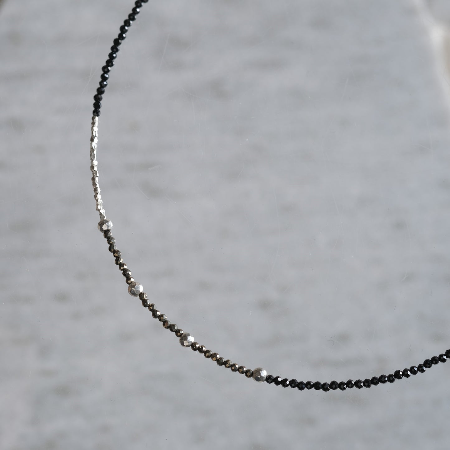 svart og pýrít necklace：天然石パイライト/ブラックスピネル/シルバー　ビーズネックレス　黒