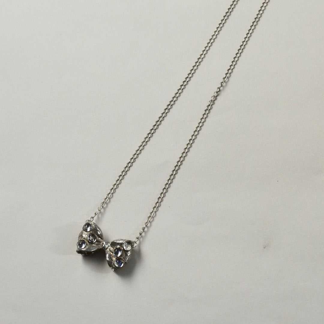 Too heavy ribbon pendant (polka dots)