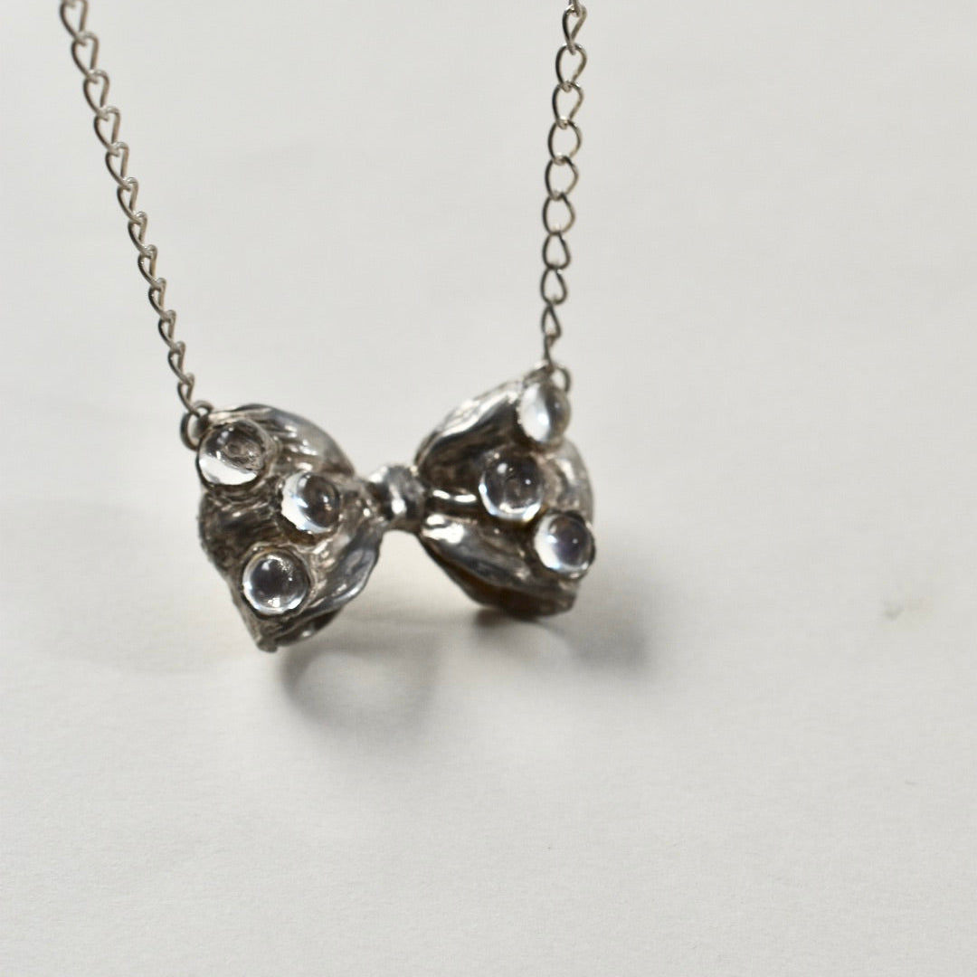 Too heavy ribbon pendant (polka dots)