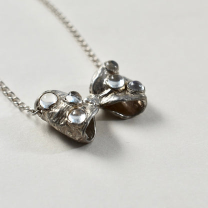 Too heavy ribbon pendant (polka dots)