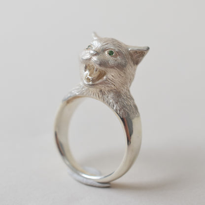 ring talkative cat face stone in the eyes