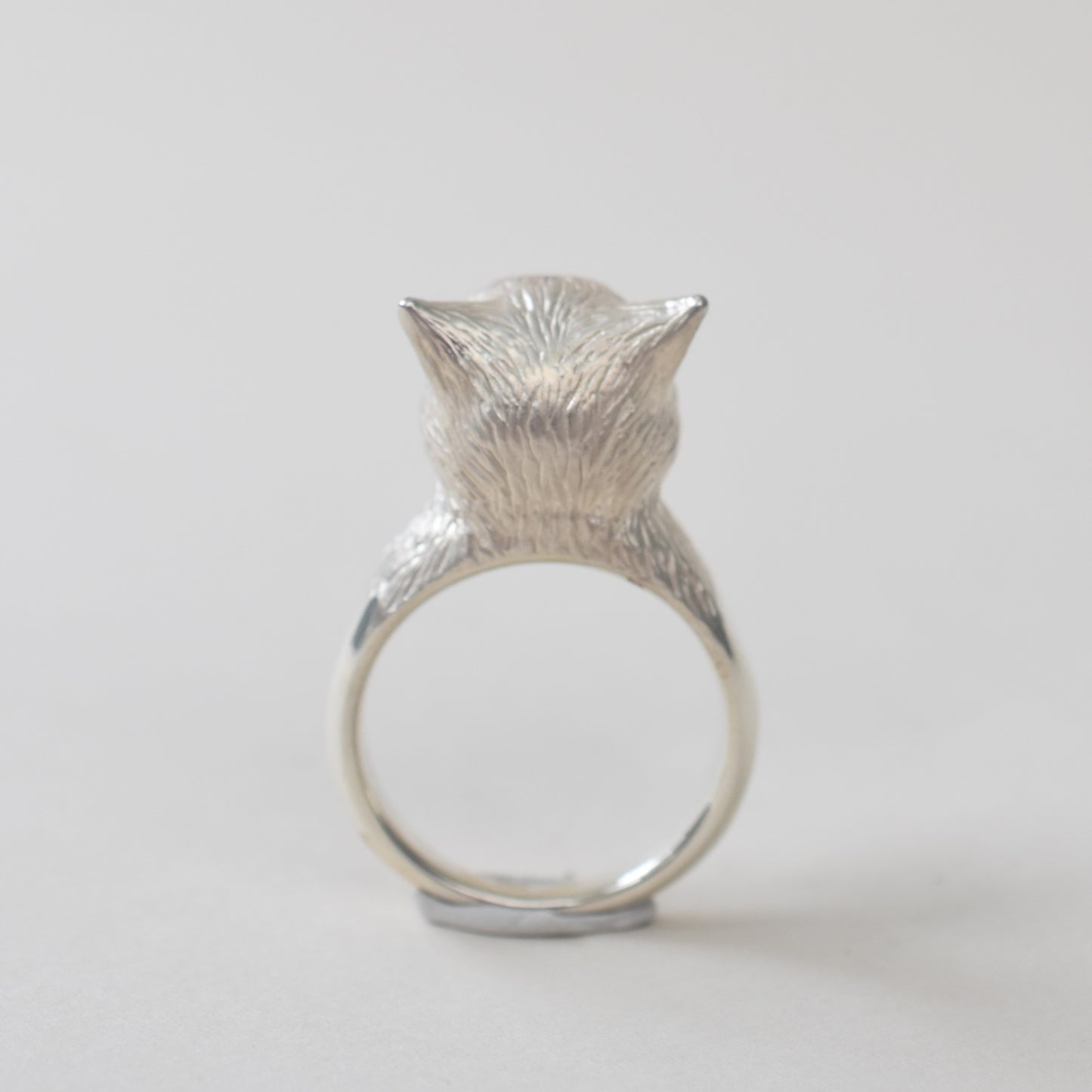 ring talkative cat face stone in the eyes