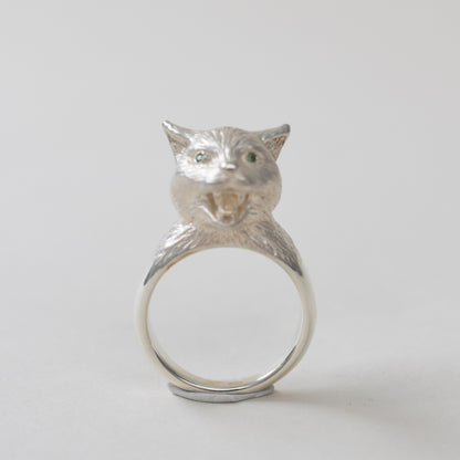 ring talkative cat face stone in the eyes