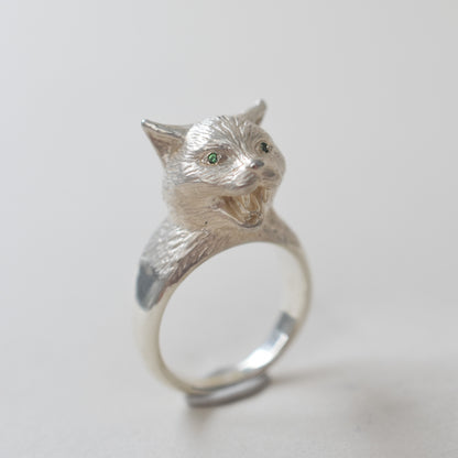 ring talkative cat face stone in the eyes