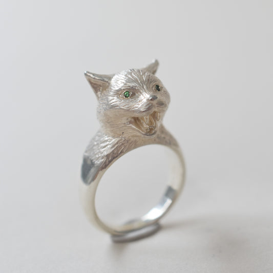 ring talkative cat face stone in the eyes