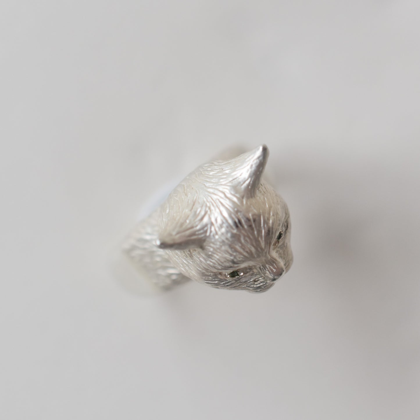 ring talkative cat face stone in the eyes