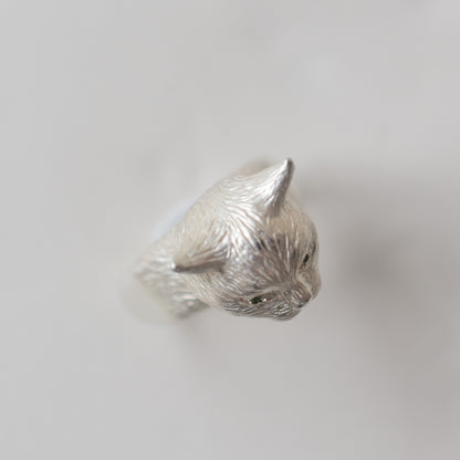 ring talkative cat face stone in the eyes