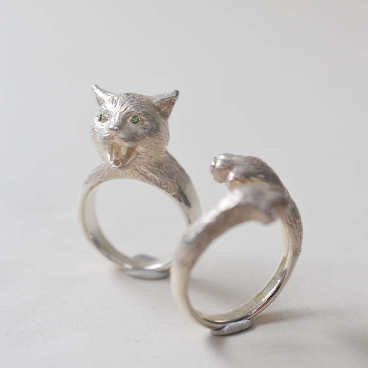 ring talkative cat face stone in the eyes