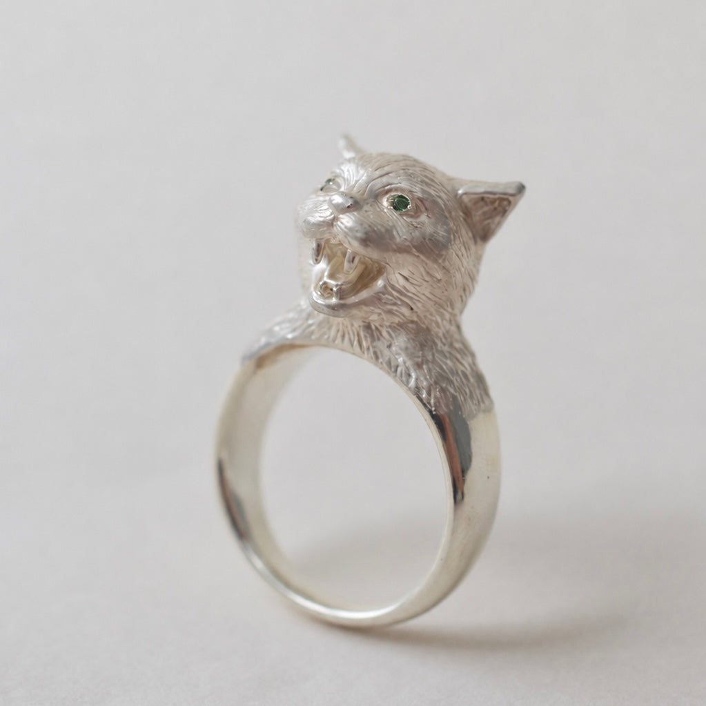 ring talkative cat face stone in the eyes