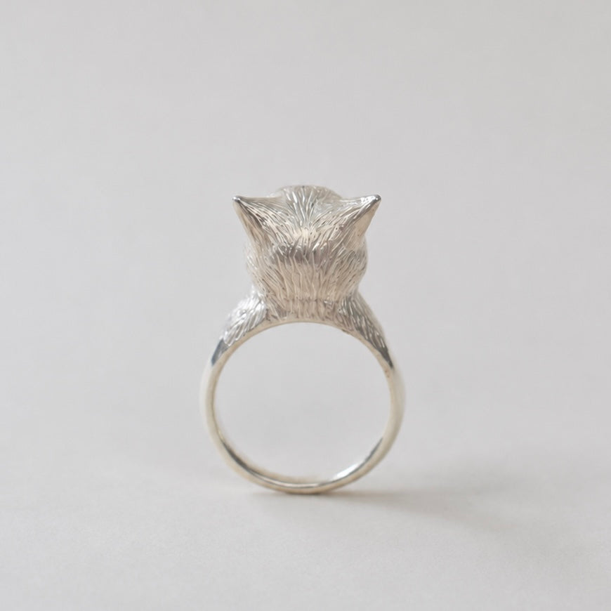 ring talkative cat face stone in the eyes