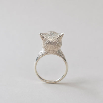 ring talkative cat face stone in the eyes