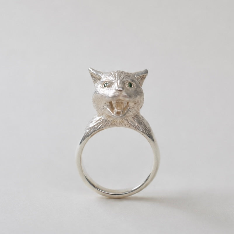ring talkative cat face stone in the eyes