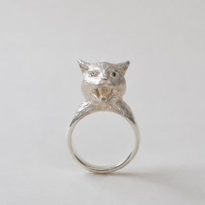 ring talkative cat face stone in the eyes
