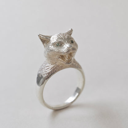 ring talkative cat face stone in the eyes